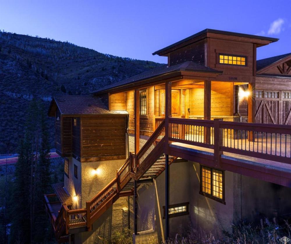 Valley Views, Hot Tub and Parking Included